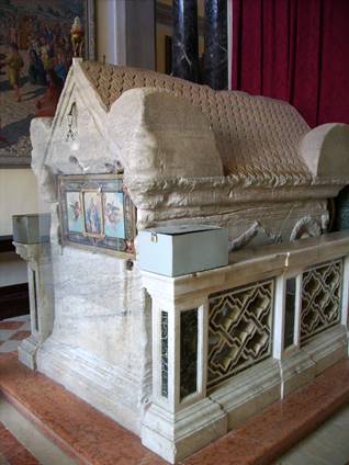 https://upload.wikimedia.org/wikipedia/commons/a/af/Saint_Euphemia_Sarcophagus_in_Rovinj%2C_Croatia_2006-08-28.JPG