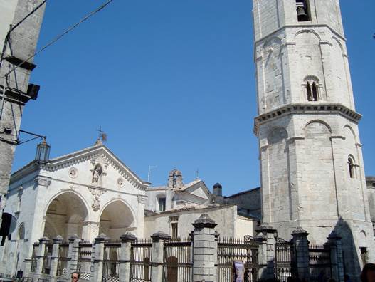 https://upload.wikimedia.org/wikipedia/commons/3/39/Sanctuaire_San_Michele_de_Monte_Sant%27Angelo.JPG