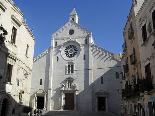 https://jolieaparis.files.wordpress.com/2010/11/bari-cathedral.jpg