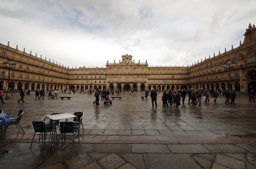 https://upload.wikimedia.org/wikipedia/commons/5/50/Plaza_Mayor_de_Salamanca_despu%C3%A9s_de_la_lluvia.JPG