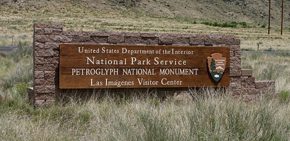 https://upload.wikimedia.org/wikipedia/commons/3/3c/Petroglyph_National_Monument_visitor_center_entrance_sign.jpg