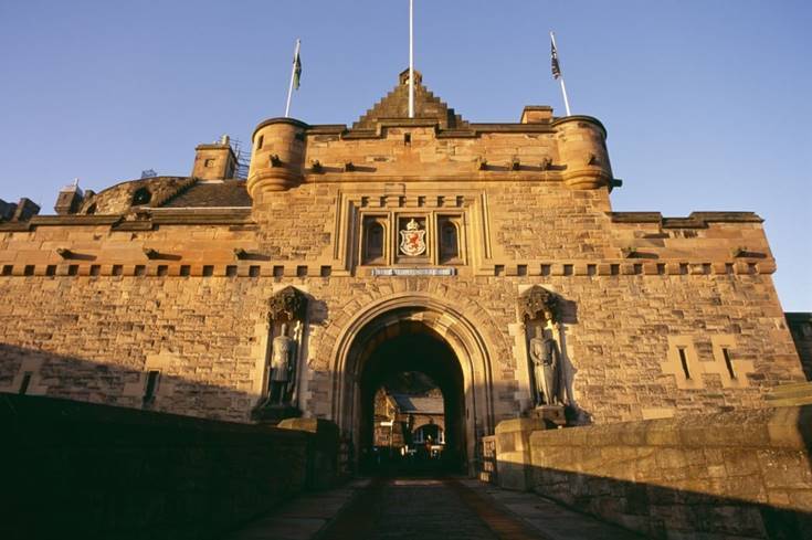 https://foundtheworld.com/wp-content/uploads/2017/02/Edinburgh-Castle-9.jpg